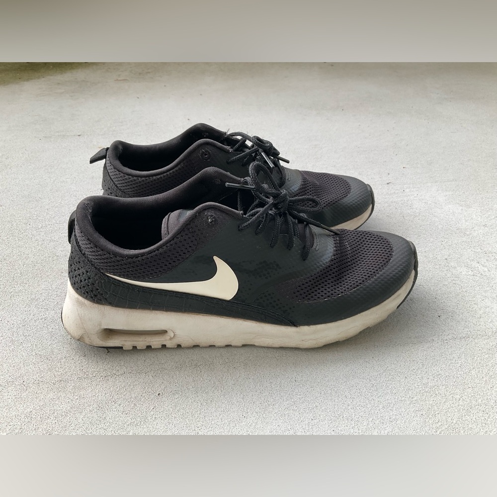 Nike women sneakers sz us 8.5